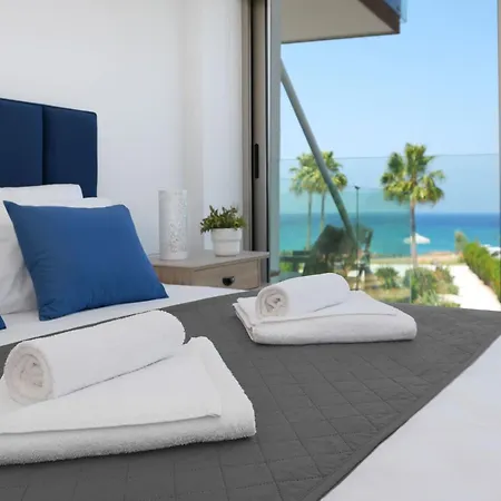 Jenny - Beachfront Apartment *